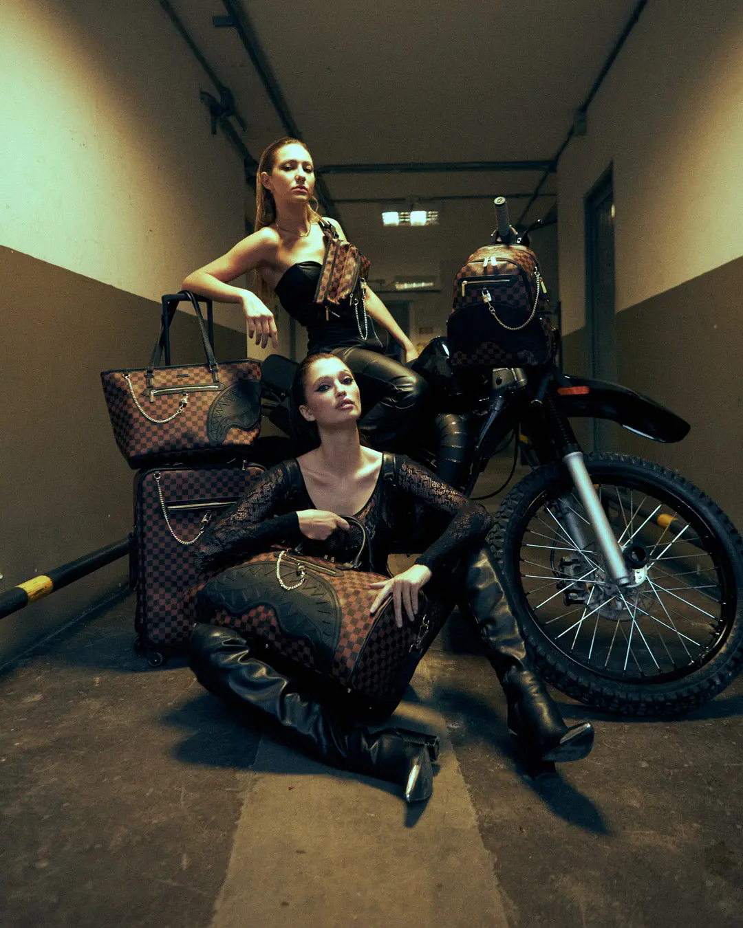 HENNY LOCK SHARKS IN PARIS DUFFLE - Image 10