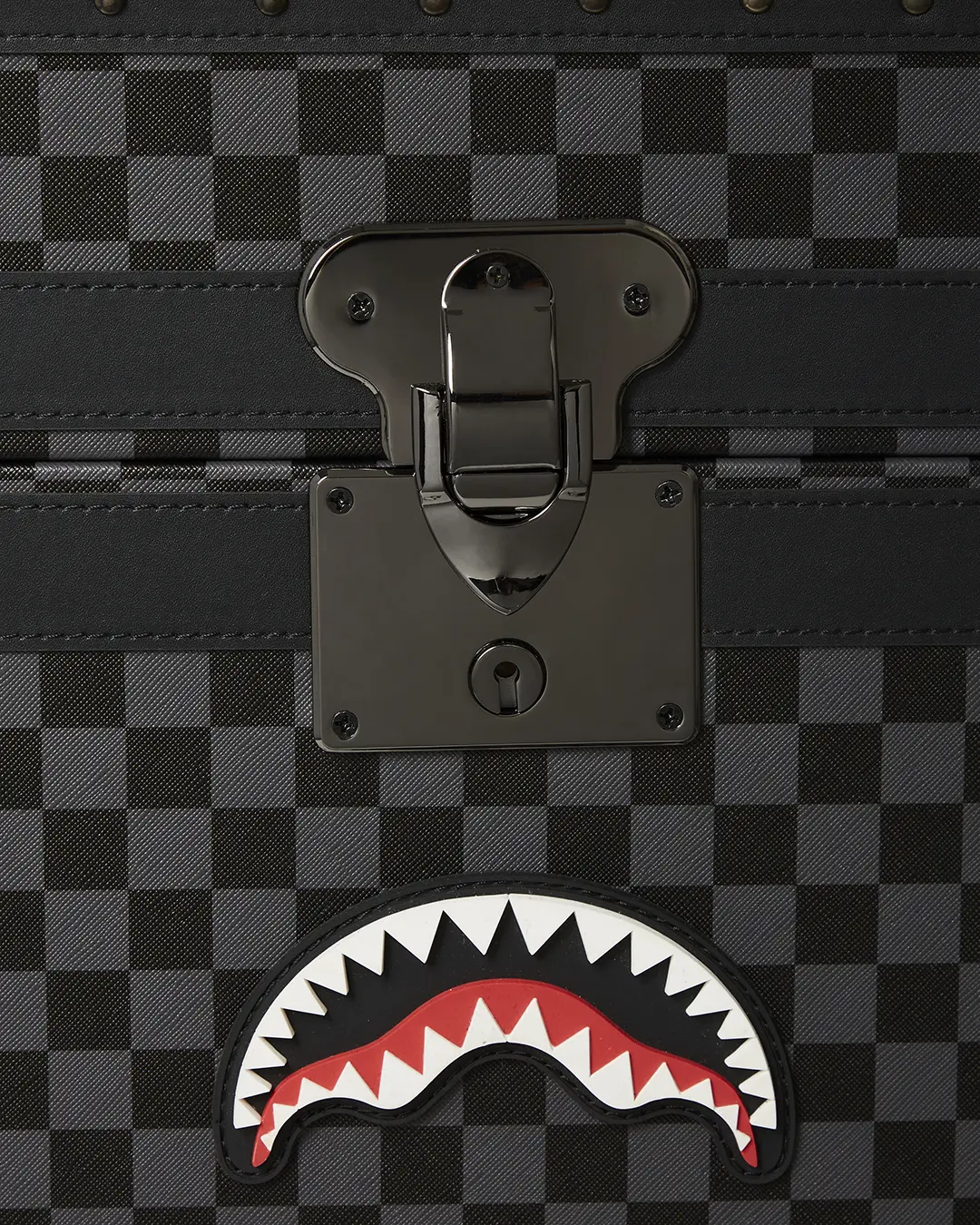 VANQUISH II WARDROBE TRUNK - Image 28